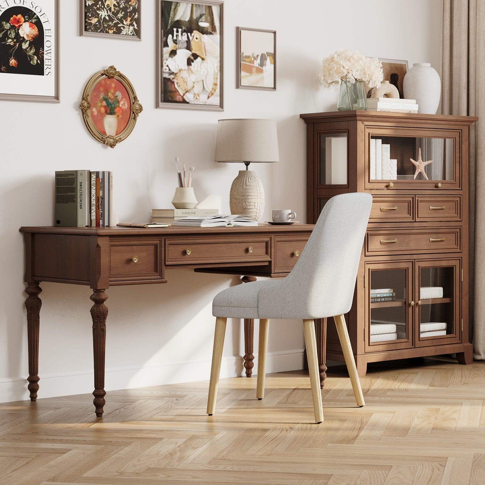 Ein Schreibtisch aus Holz mit Büchern, einer Lampe und einem Stuhl vor einem Holzschrank.