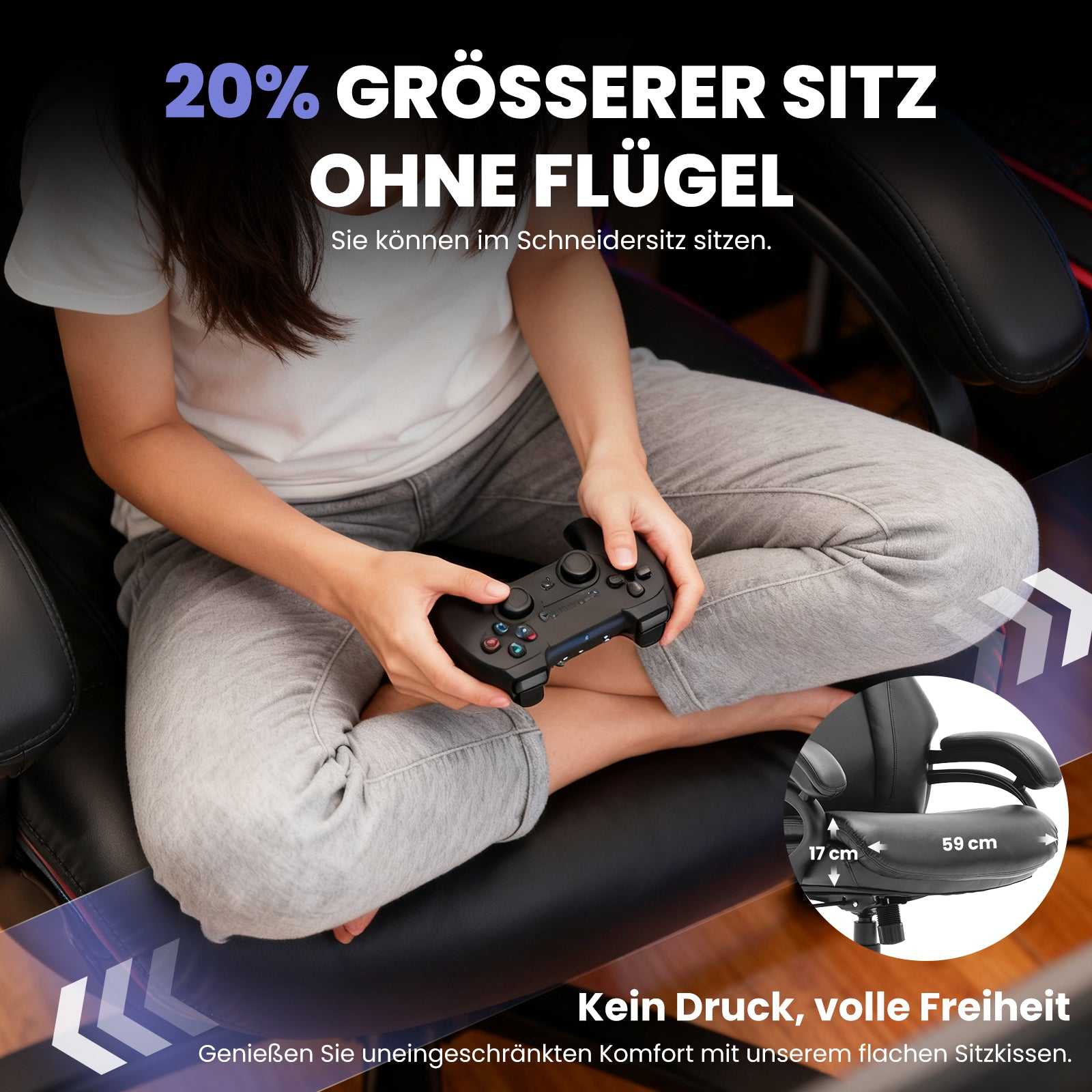 Eine Person sitzt im Schneidersitz auf einem Gaming-Stuhl und hält einen Controller.