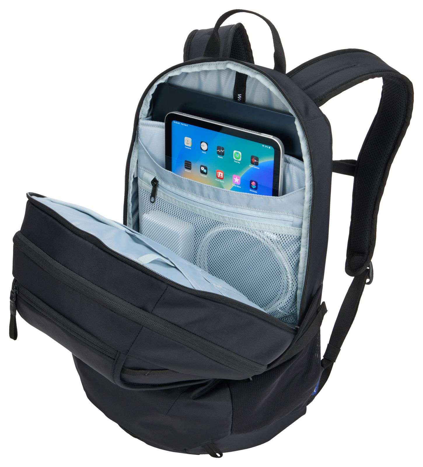 Zaino nero con scomparto anteriore aperto che rivela un tablet e cavi.