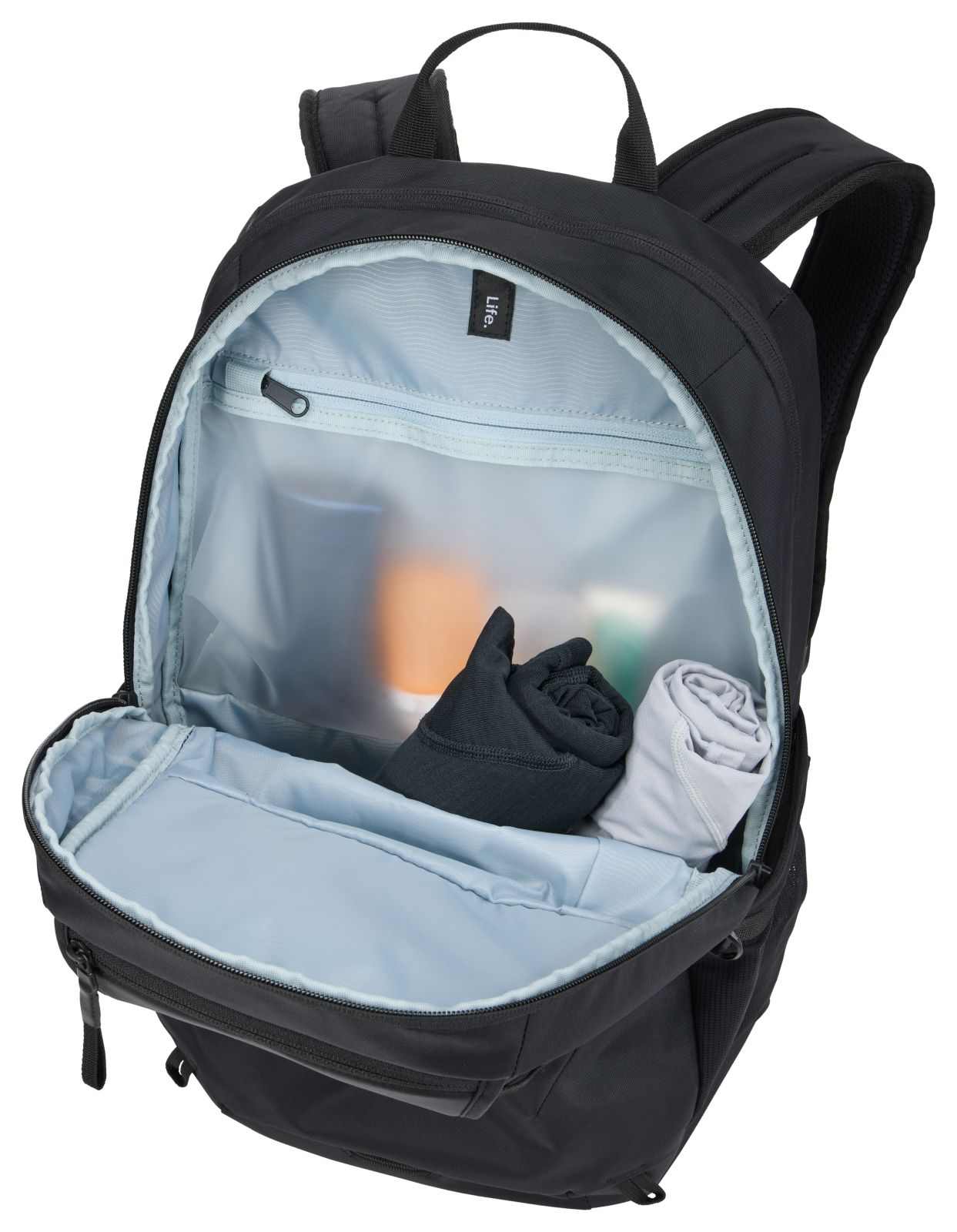 Zaino nero con scomparti aperti contenenti vestiti arrotolati e bottiglie.