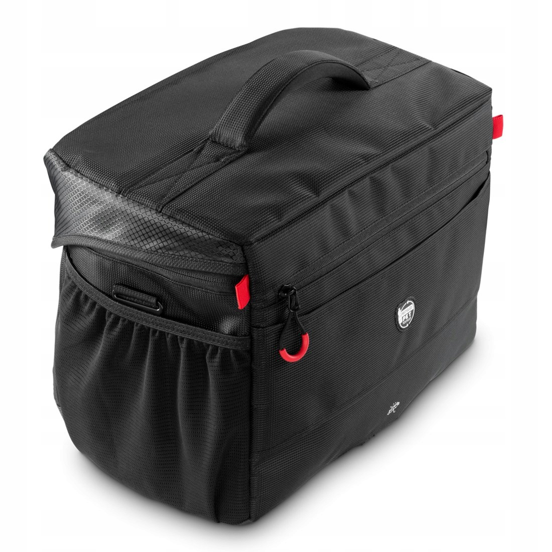 Schwarze Kameratasche mit roten Akzenten, Griff oben und Netztaschen.