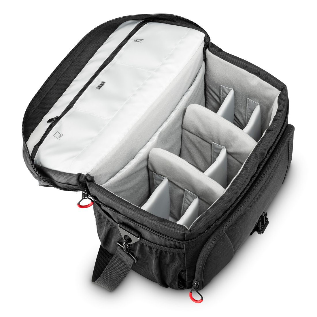 Ein offener schwarzer Rucksack mit gepolsterten Fächern und roten Reißverschlussziehern.