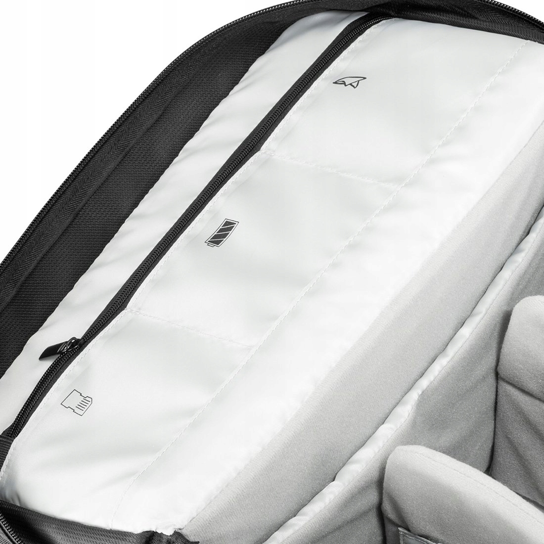 Innenansicht einer Tasche mit Fächern und Symbolen für Speicherkarten und Akku.