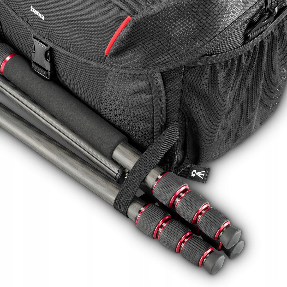 Ein schwarzer Hama-Rucksack mit einem befestigten Stativ. Das Stativ hat Carbonfaserbeine und schwarze Griffe mit roten Akzenten.