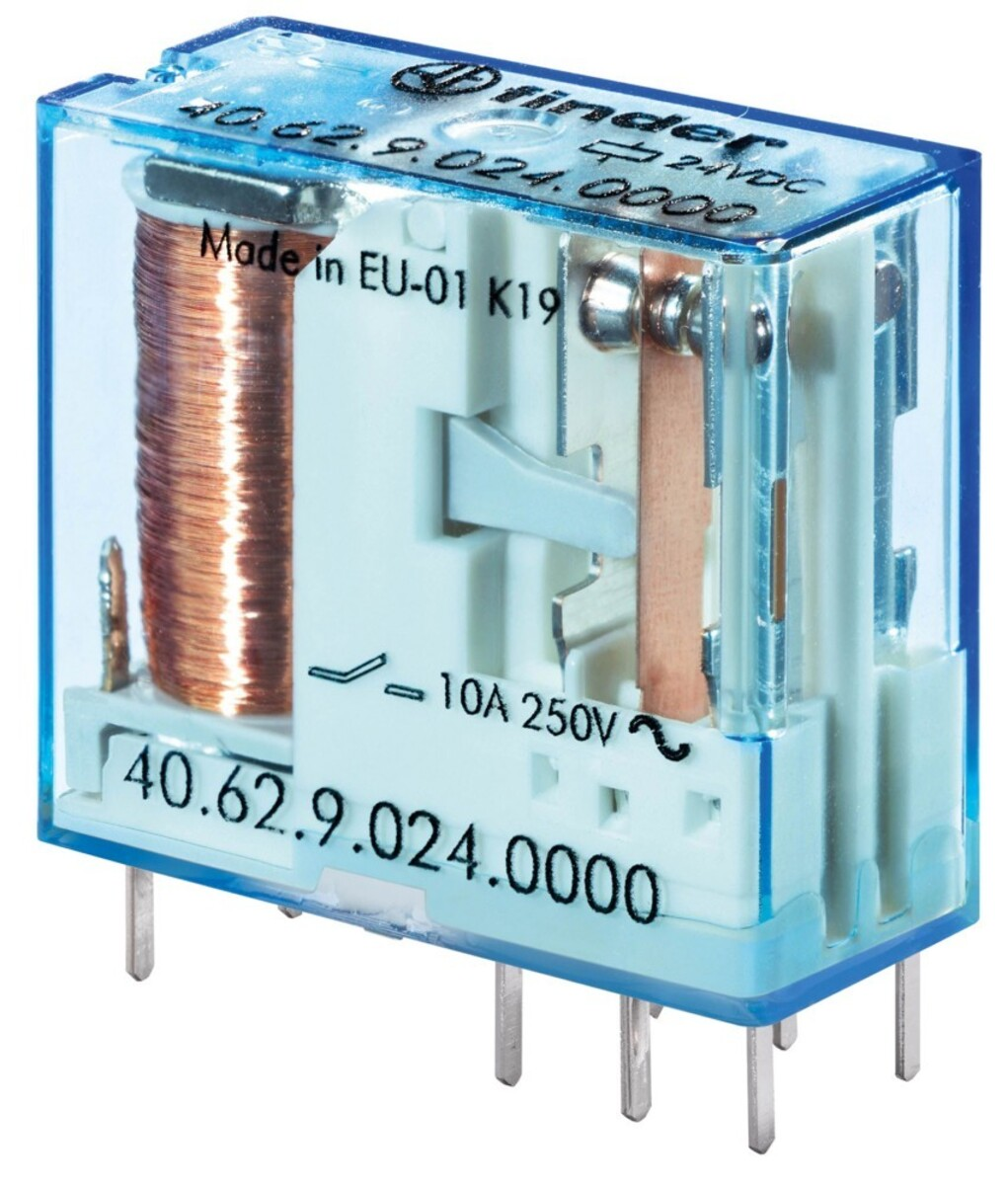 Un relè Finder 40.62.9.024.0000 con bobina in rame e contatti metallici.