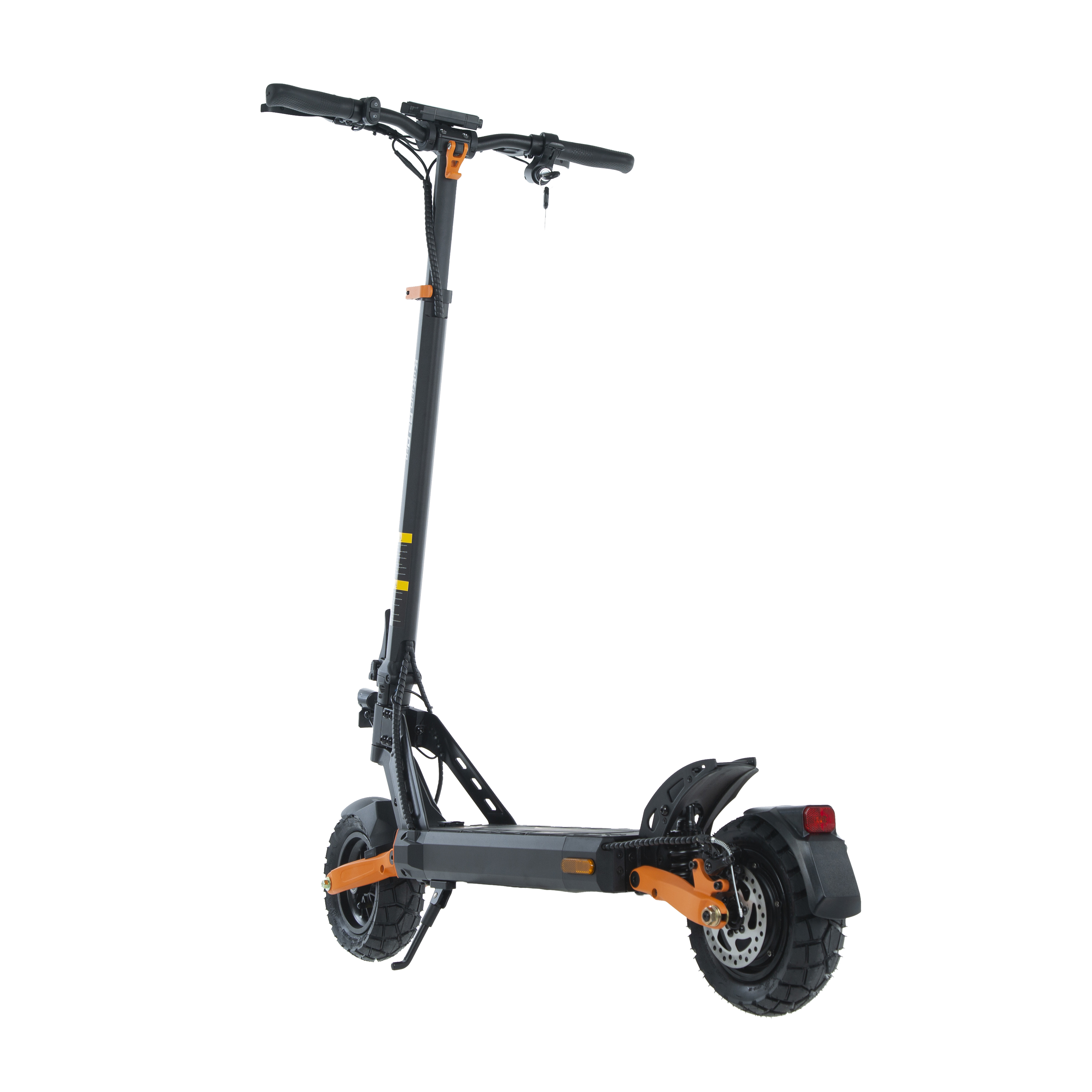 Un patinete eléctrico negro con detalles naranjas sobre fondo blanco.