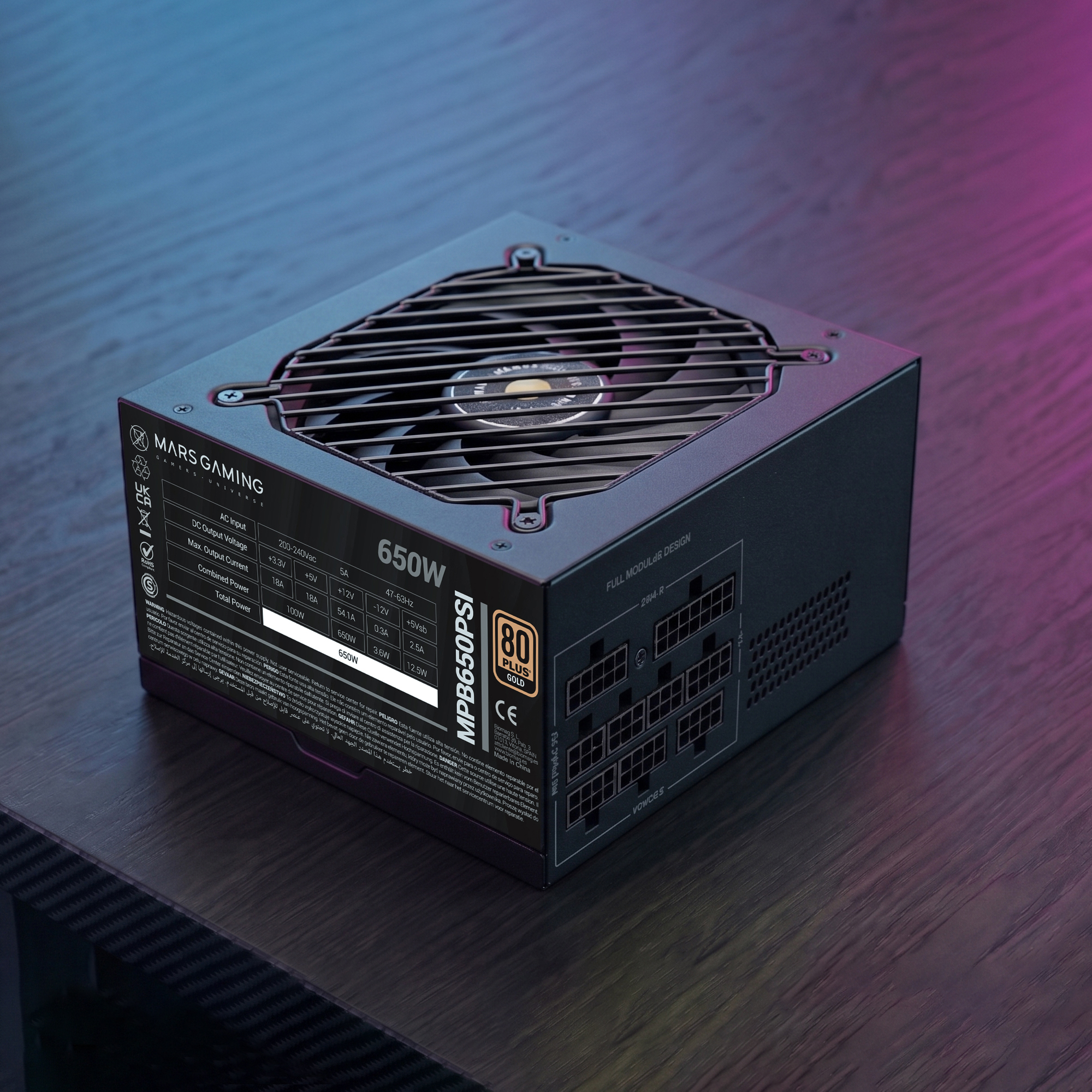 Una fuente de alimentación negra de 650W con certificación 80 Plus Gold sobre una mesa de madera.
