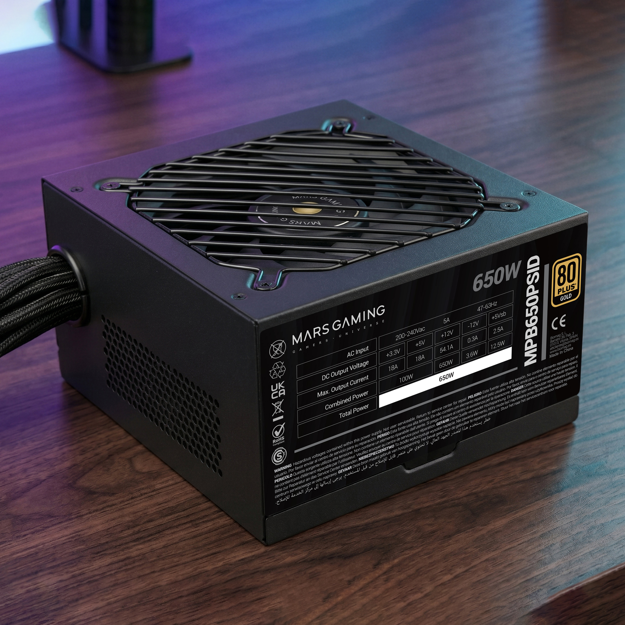 Fuente de alimentación negra con rejilla de ventilador, cables y etiqueta de especificaciones.