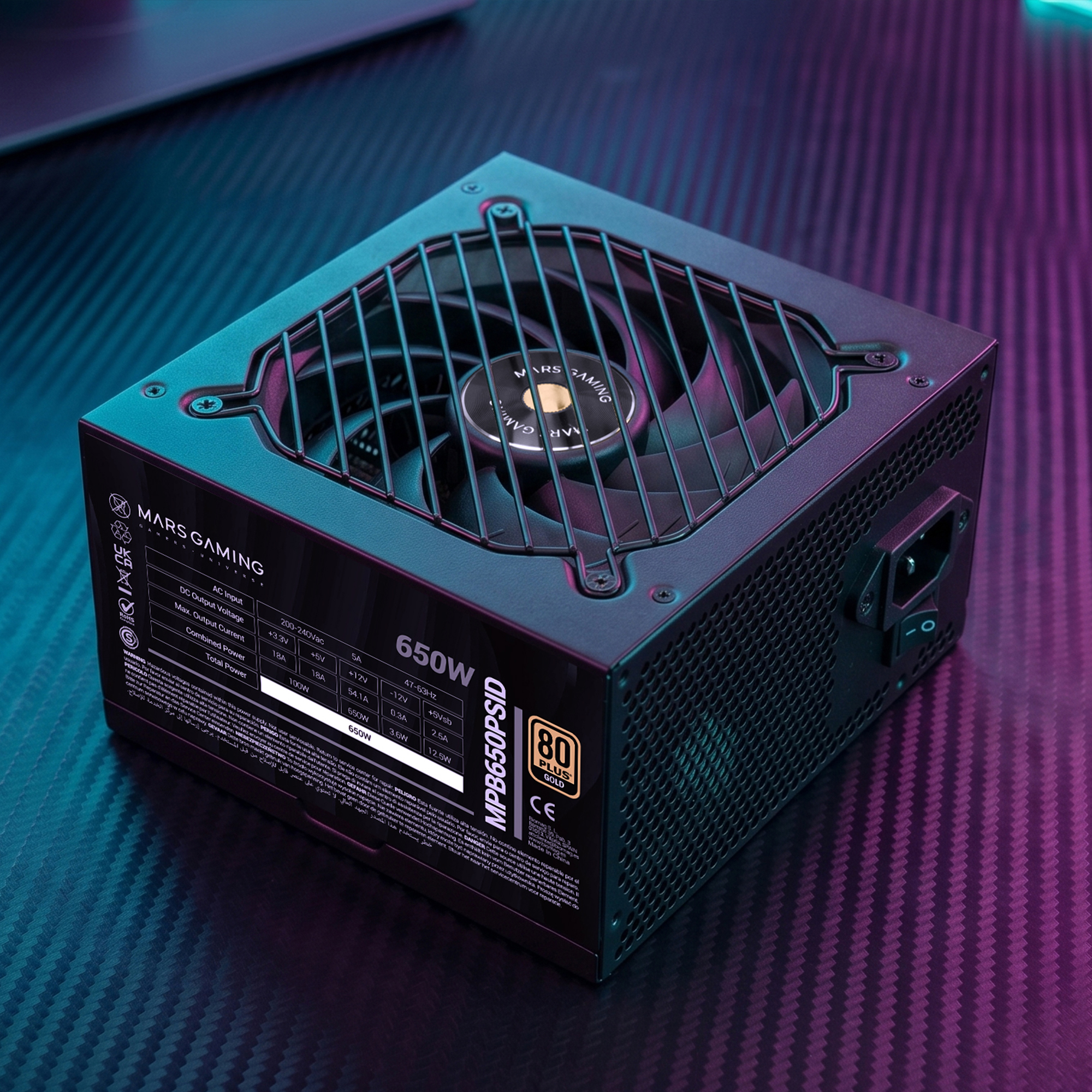 Una fuente de alimentación para PC negra de 650W 80 Plus Gold.