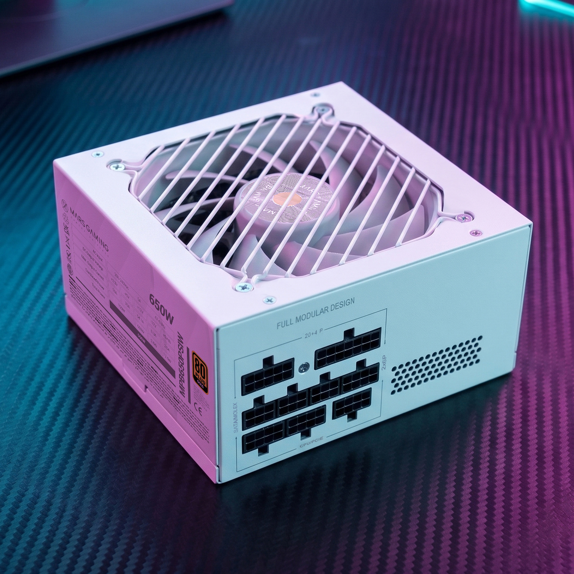 Una fuente de alimentación blanca con ventilador y puertos sobre una superficie oscura.