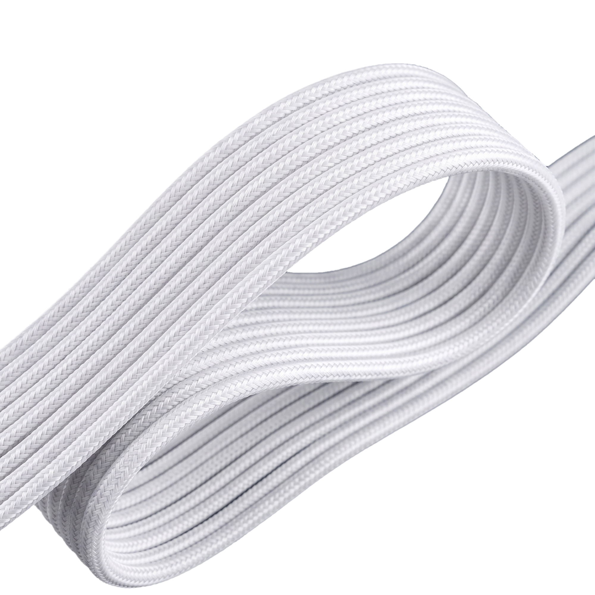 Un cable blanco trenzado se curva sobre fondo blanco.