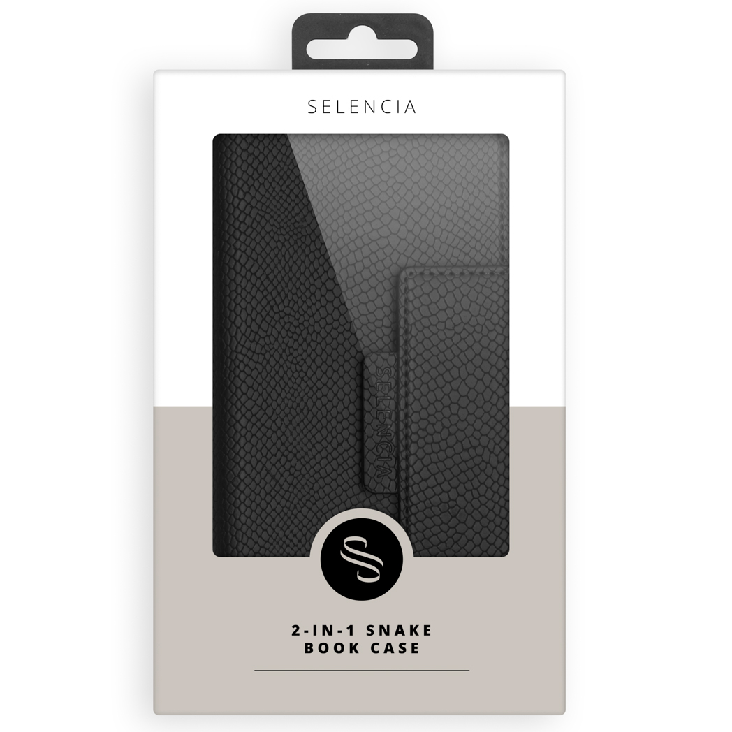 Emballage d'un étui livre noir effet peau de serpent avec logo.