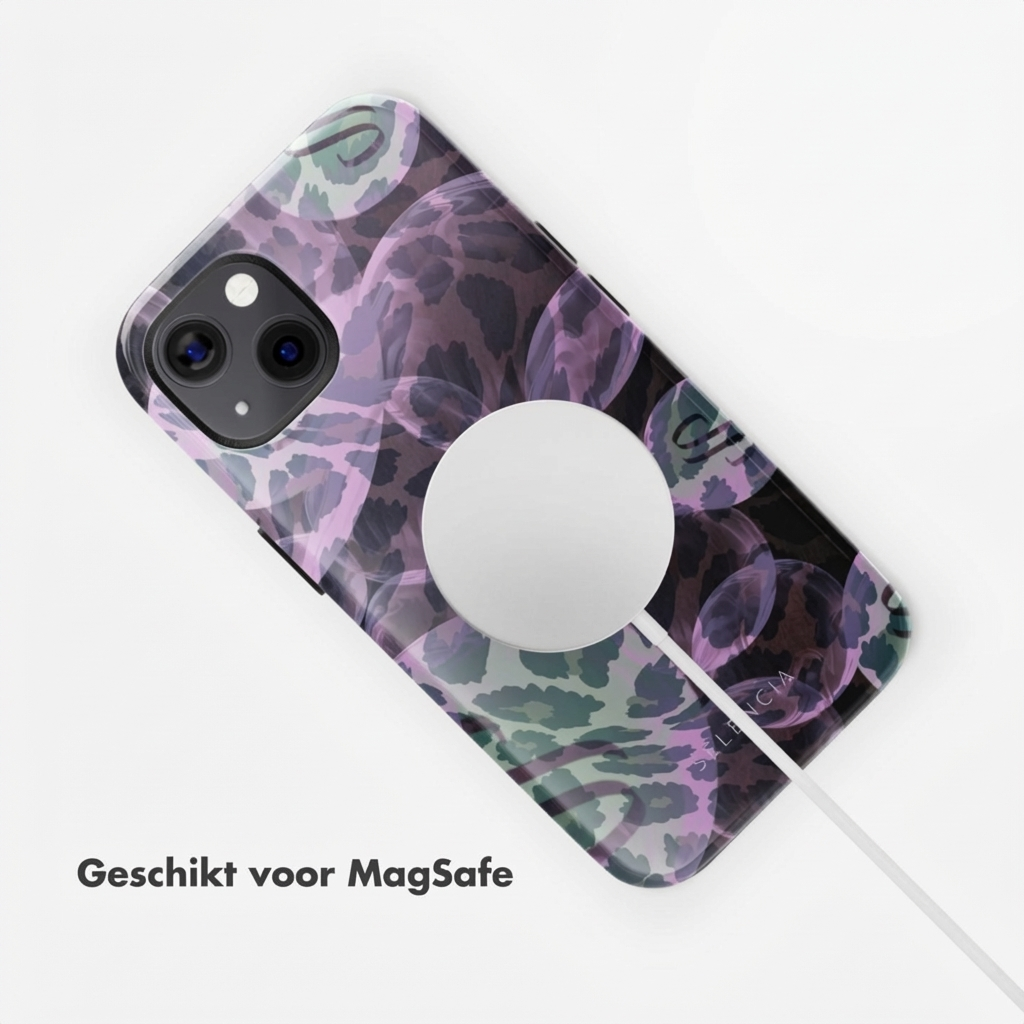 Coque iPhone avec chargeur MagSafe et imprimé léopard violet et vert.