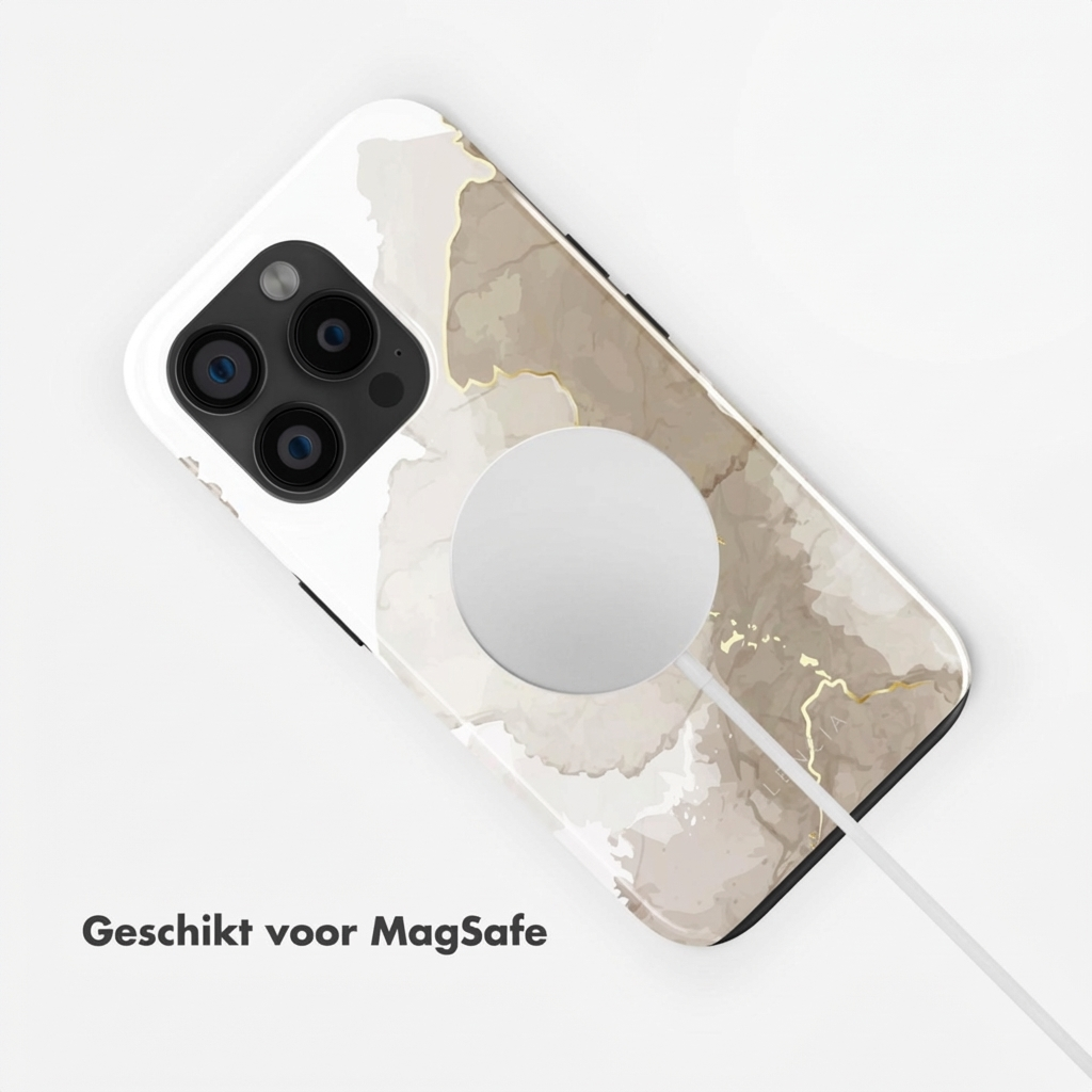 Un iPhone avec un motif marbré et un chargeur MagSafe attaché au dos.