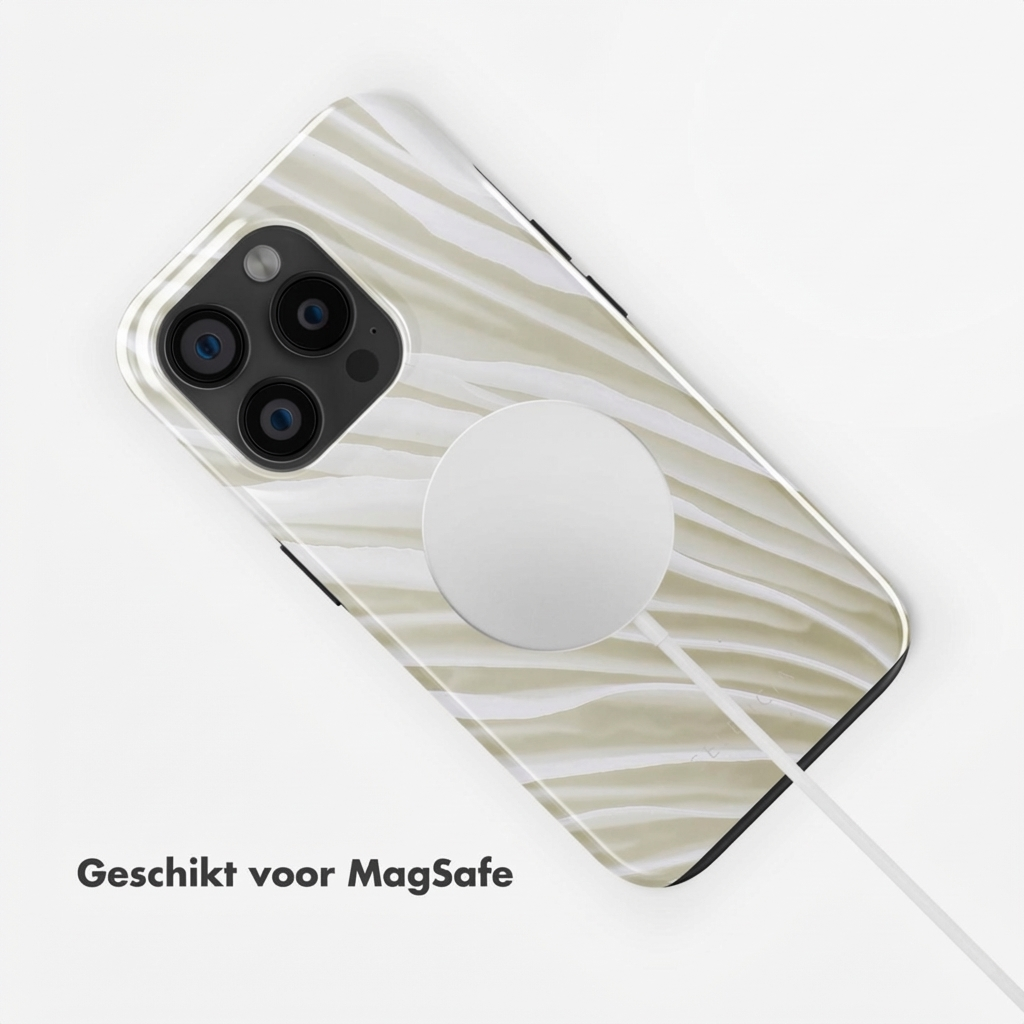 Un iPhone blanc avec chargeur MagSafe, orné d'un motif de lignes ondulées.