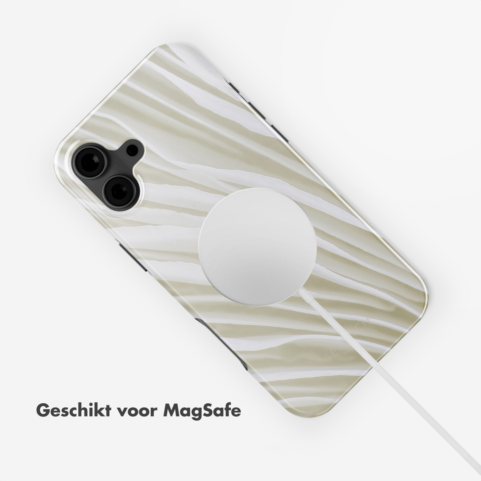 Custodia iPhone con motivo ondulato, caricatore MagSafe e cavo su sfondo bianco.