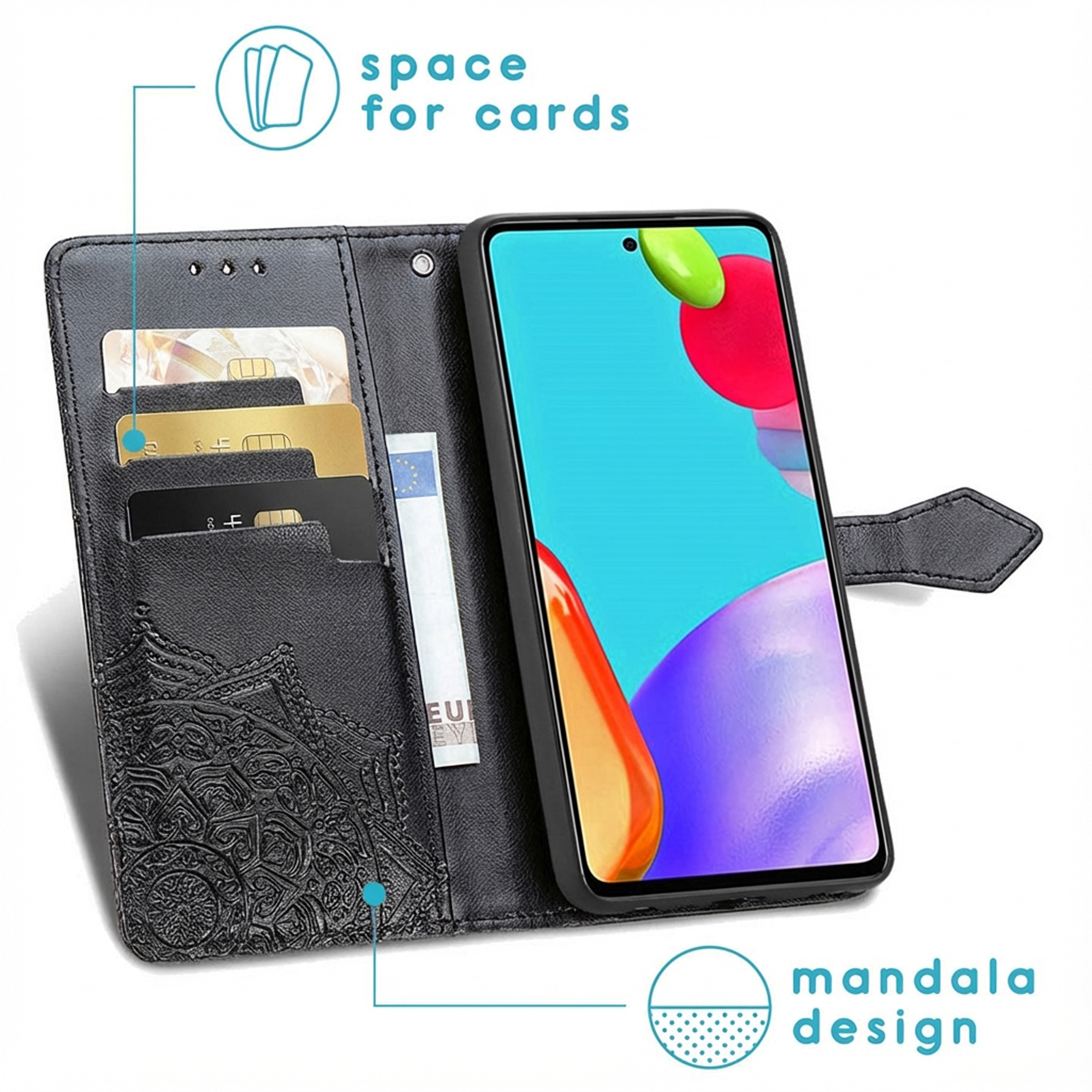 Zwarte telefoonhoes met kaartsleuven en mandala-ontwerp, toont smartphone.