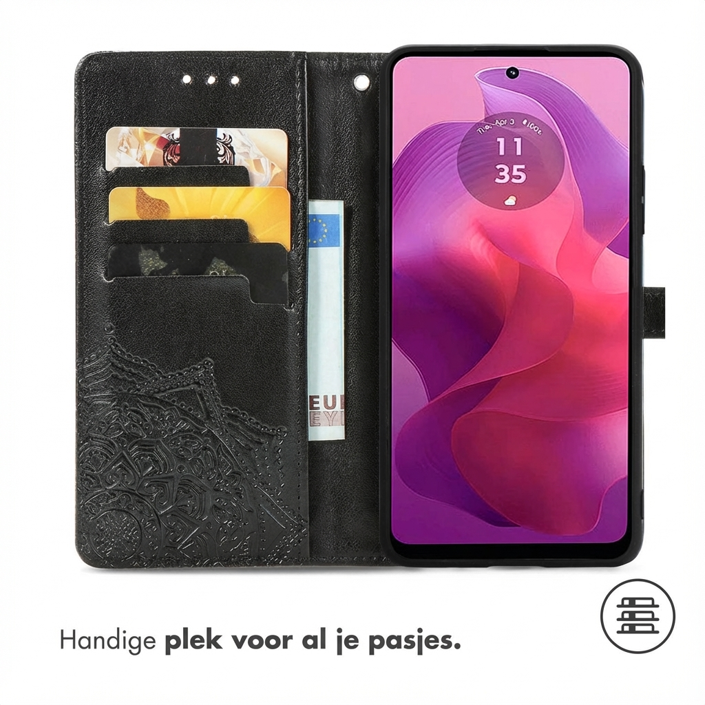 Zwarte telefoonhoes met kaartsleuven en eurobiljet. De telefoon toont de tijd.