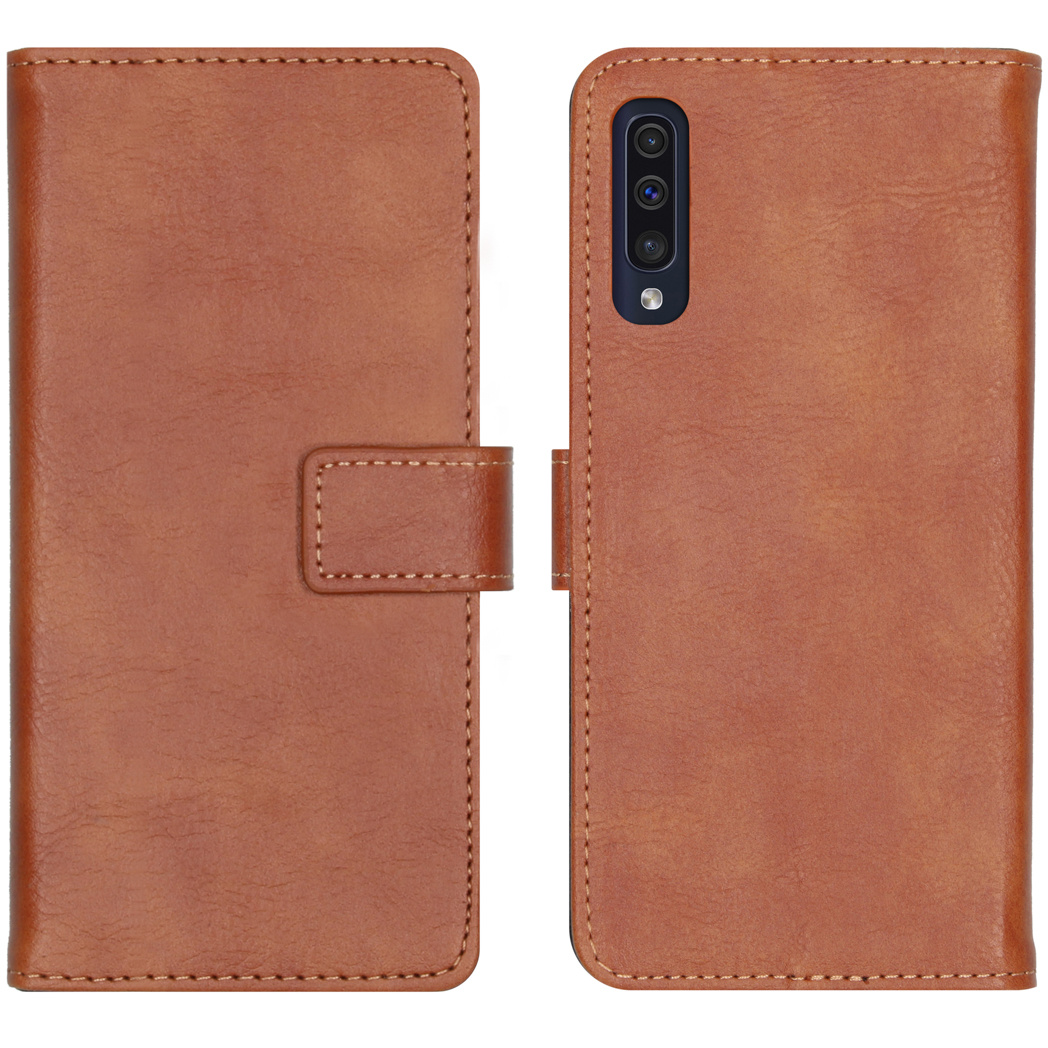 Un étui de téléphone en cuir marron, ouvert sur la droite montrant les caméras.