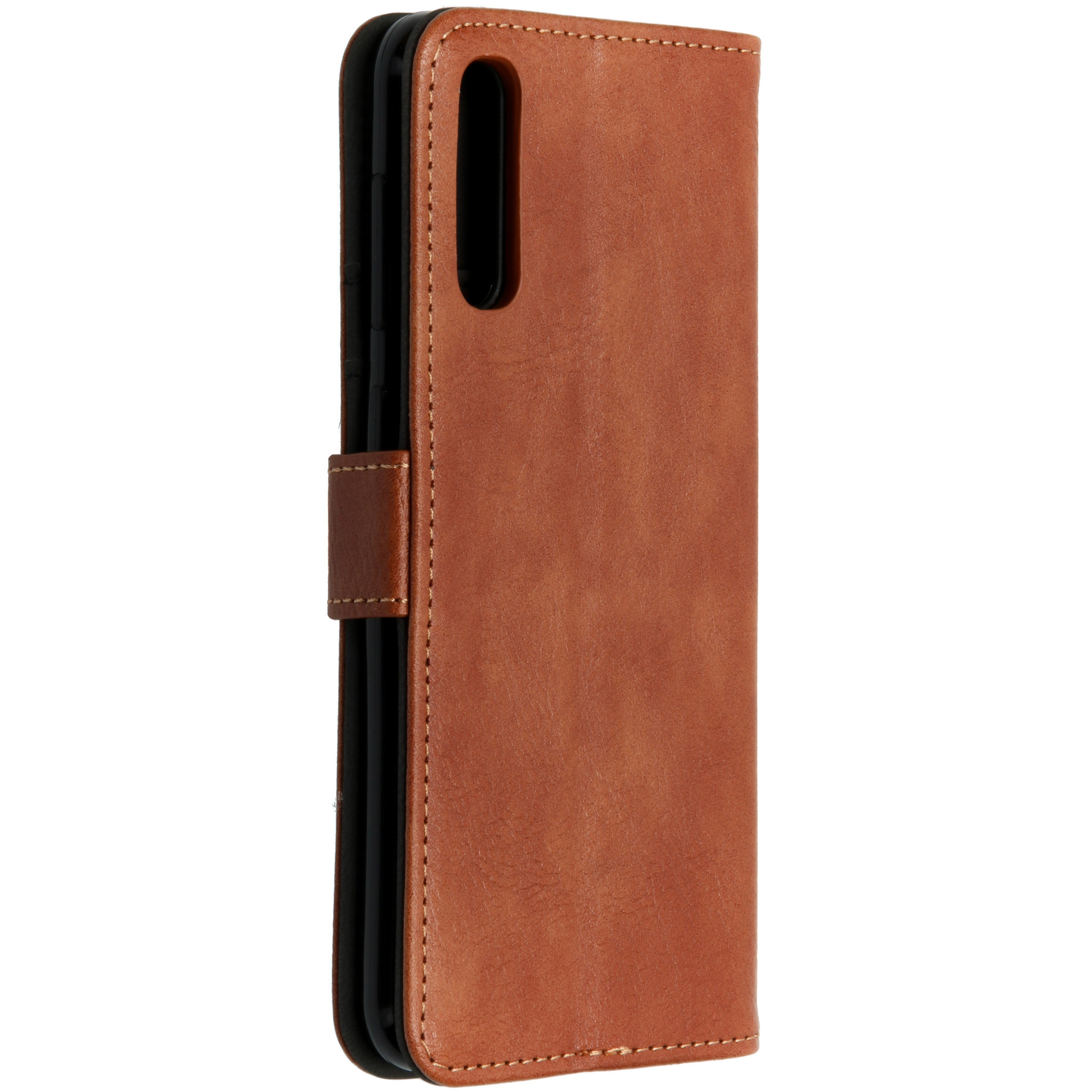 Un étui de téléphone en cuir marron avec coutures et découpe pour appareil photo.