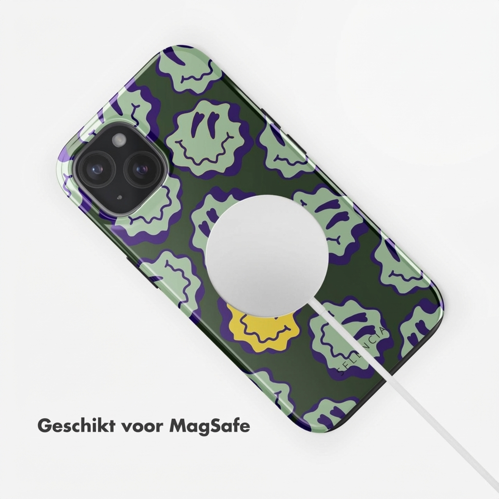 Donkergroene telefoonhoes met vervormde smileygezichten en MagSafe lader.