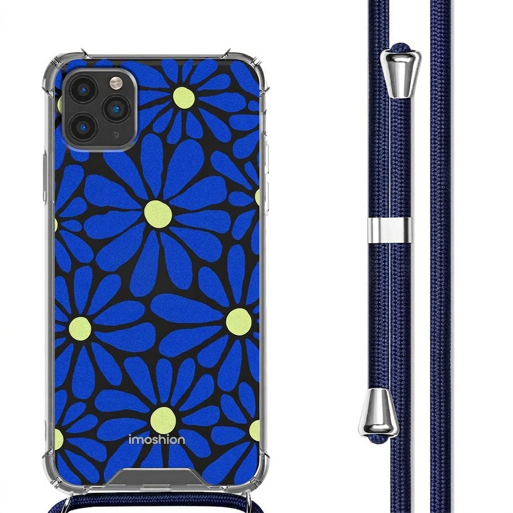 Une coque de téléphone transparente à motif floral bleu et centres jaunes, à côté d'une lanière bleue.