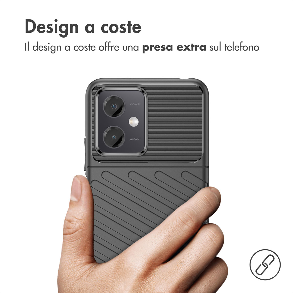 Une main tient un téléphone noir avec un étui côtelé et un module caméra.