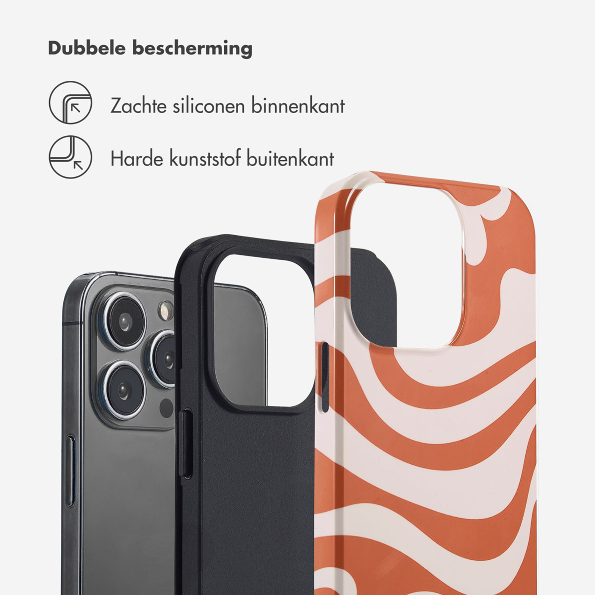 Un smartphone avec une coque noire et une coque à motif orange et blanc.