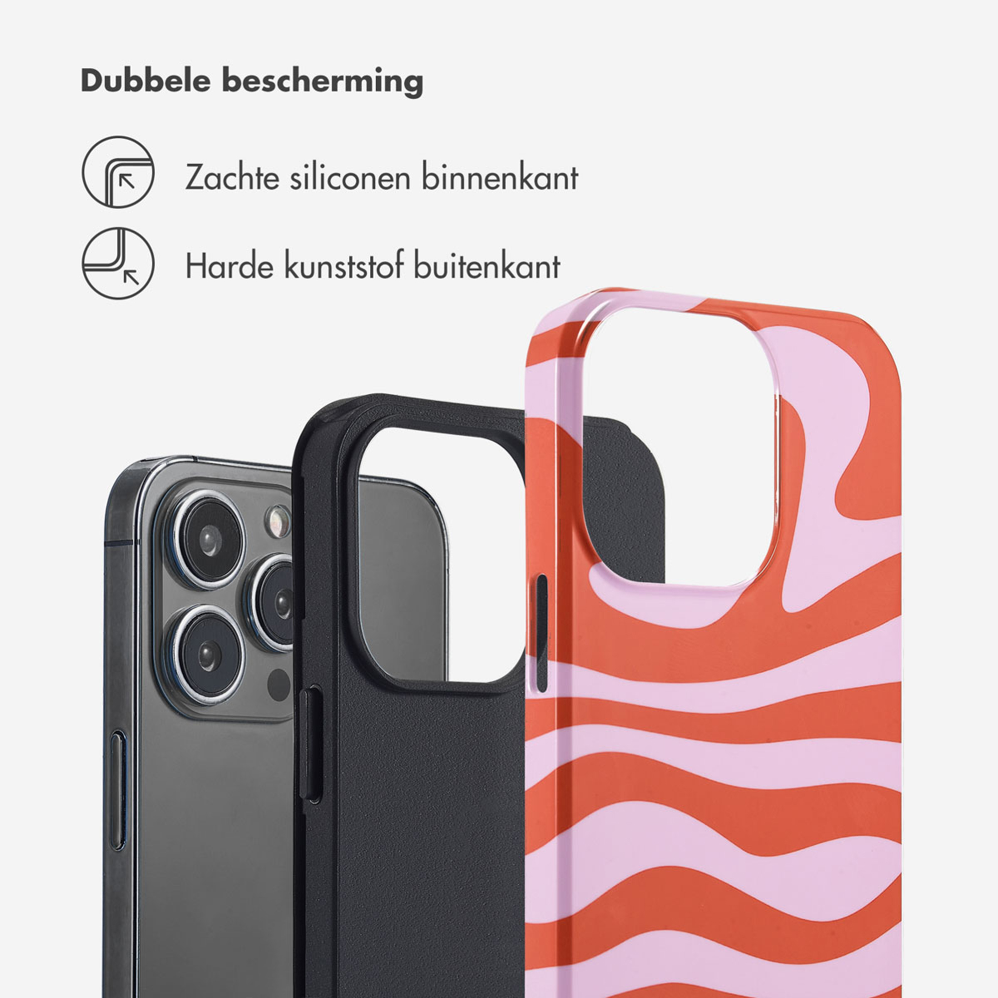 Un smartphone à trois appareils photo à côté d'une coque noire et d'une à motifs.