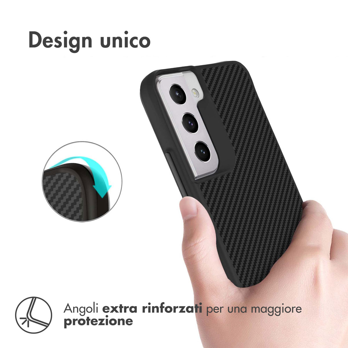 Zwarte telefoonhoes met koolstofpatroon vastgehouden door een hand.