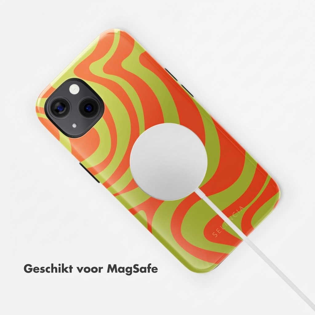 Coque iPhone motif tourbillon orange et vert avec chargeur MagSafe.
