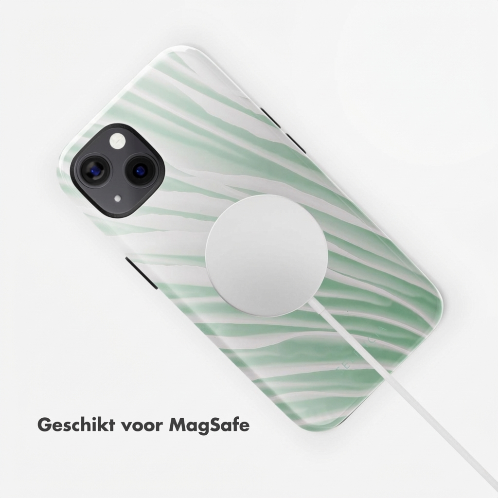 Un téléphone avec un motif marbré vert et blanc connecté à un chargeur MagSafe.