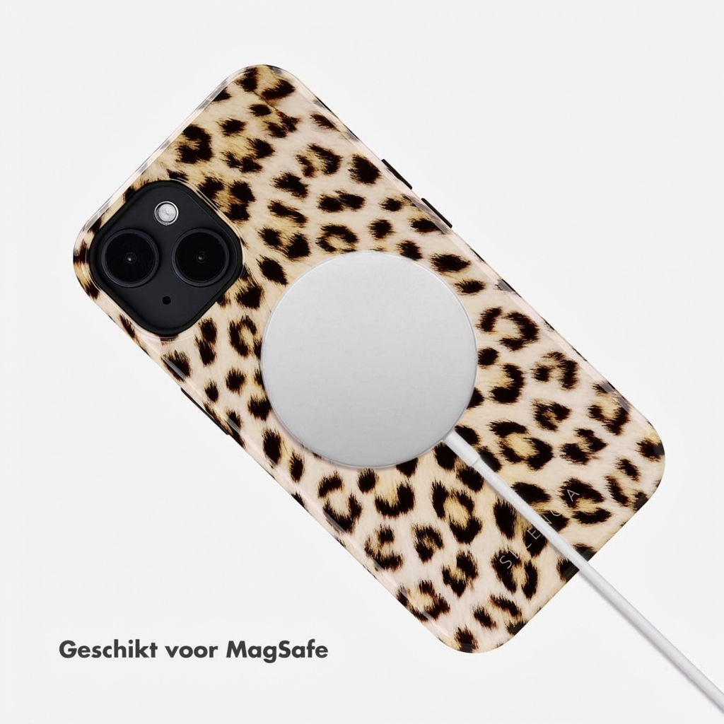 Telefoonhoesje met luipaardprint en MagSafe oplaadkabel op witte achtergrond.