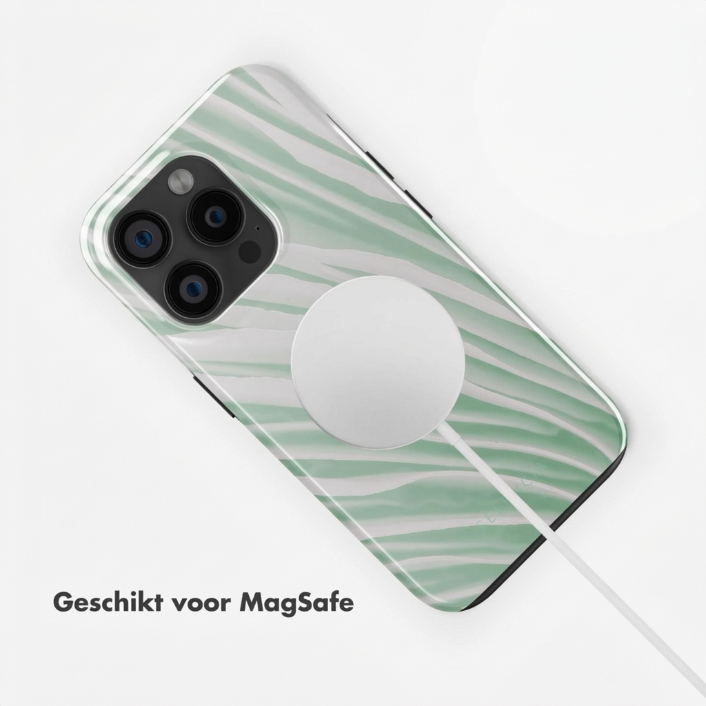 Coque de téléphone marbre vert et blanc avec chargeur MagSafe.