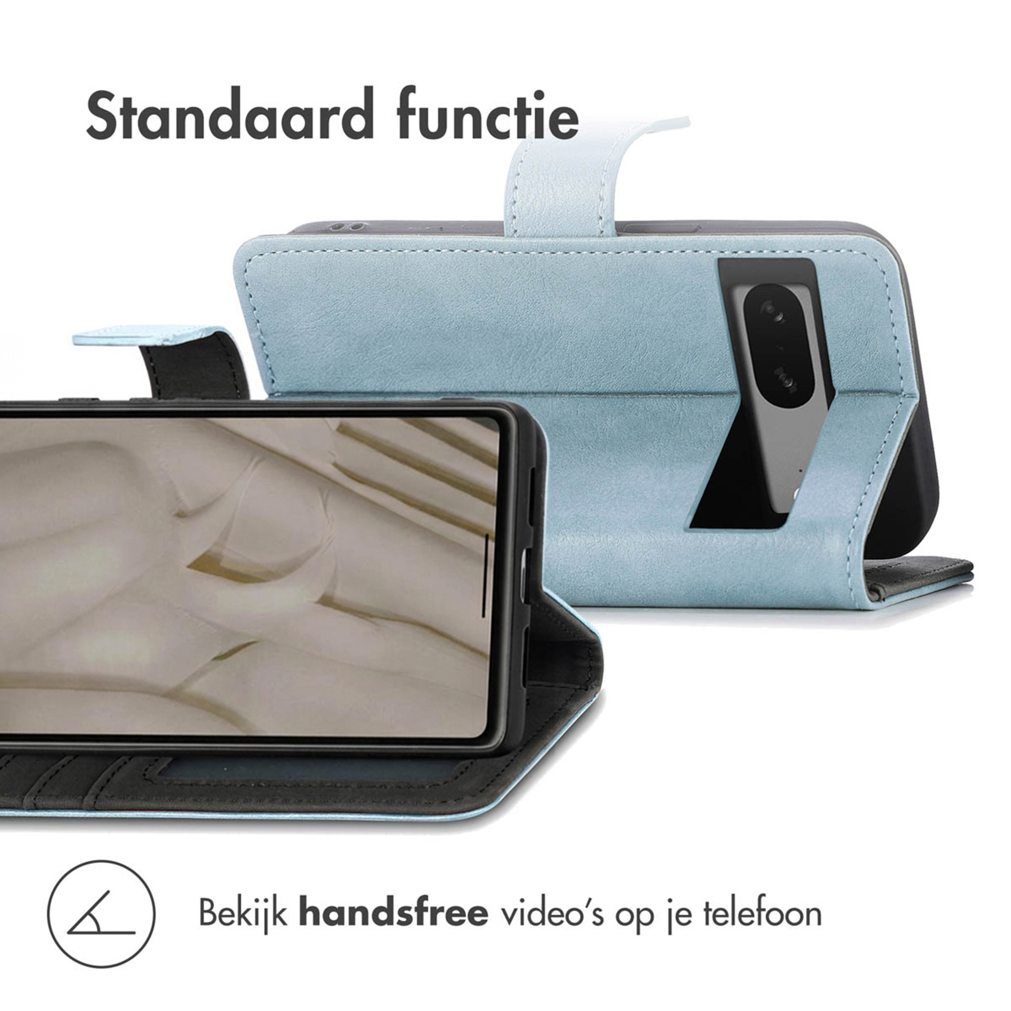 Een lichtblauwe telefoonhoes met standaardfunctie en een telefoon met camera.