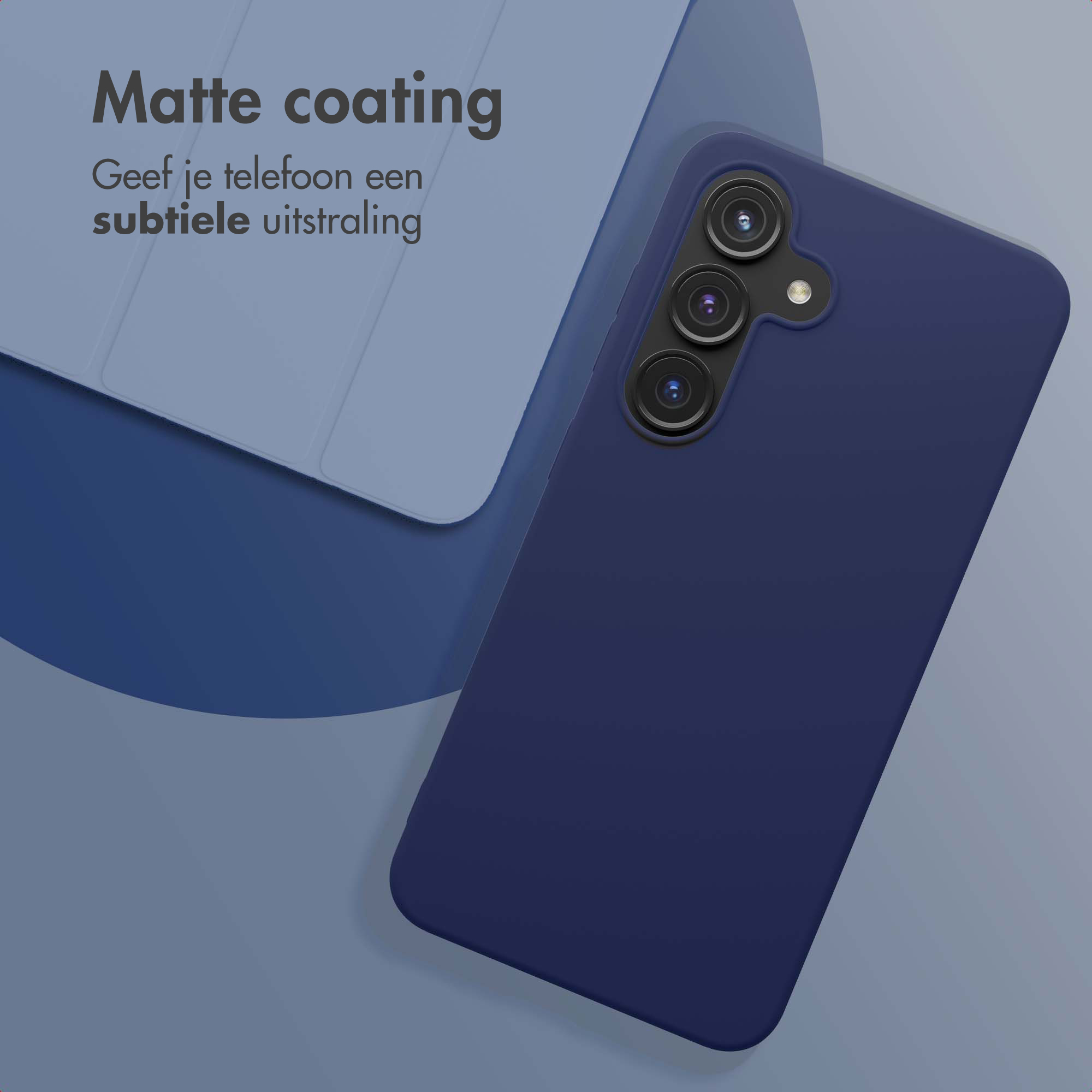 Coque de téléphone bleu foncé avec trois objectifs photo sur fond mat.