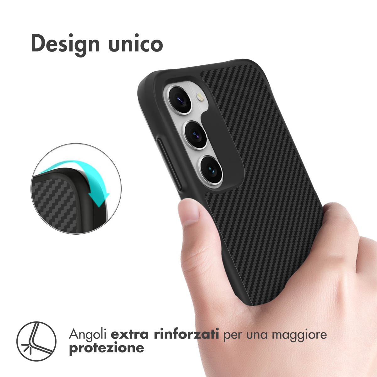Zwarte telefoonhoes met koolstofpatroon vastgehouden door een hand.