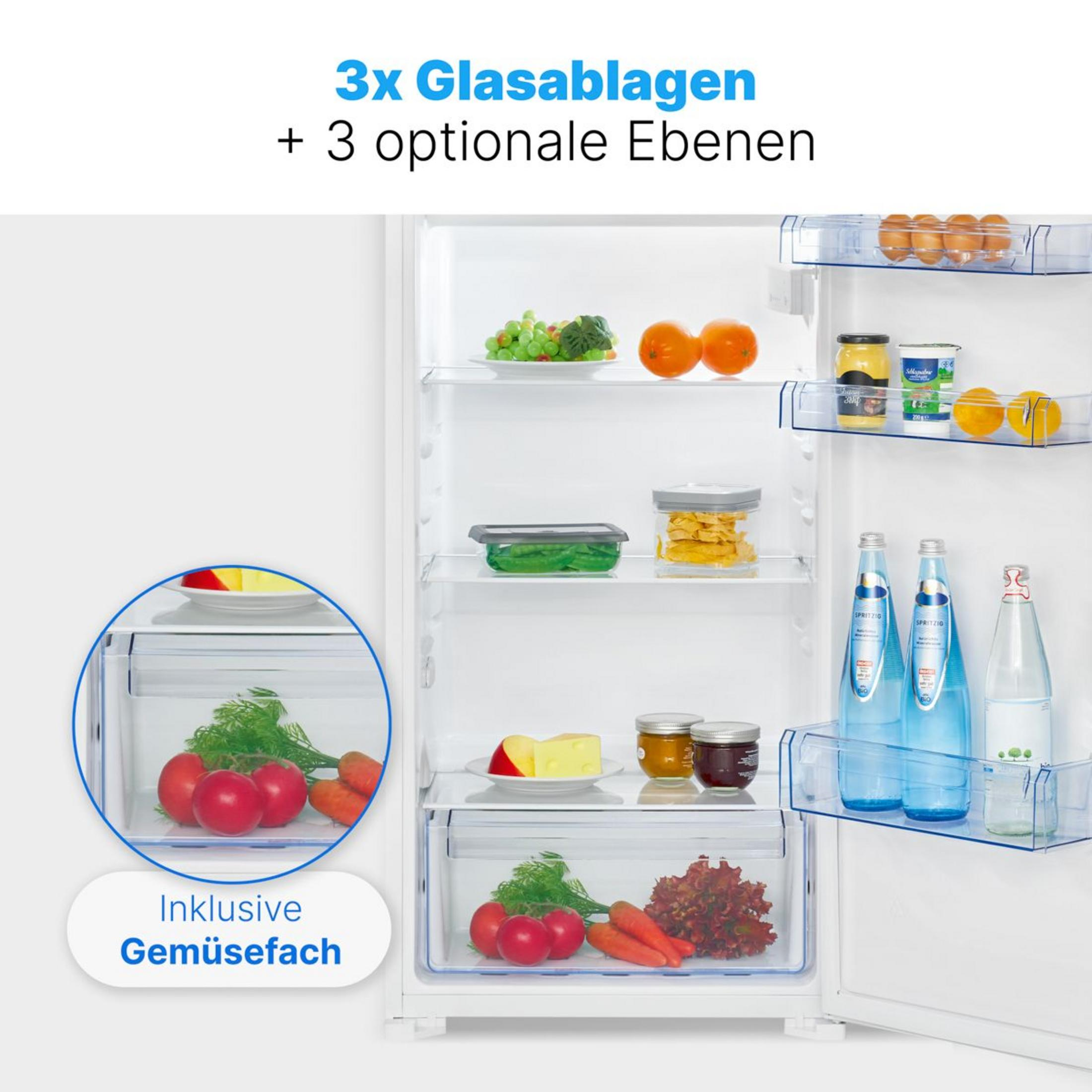 Ein offener Kühlschrank mit verschiedenen Lebensmitteln auf den Regalen.