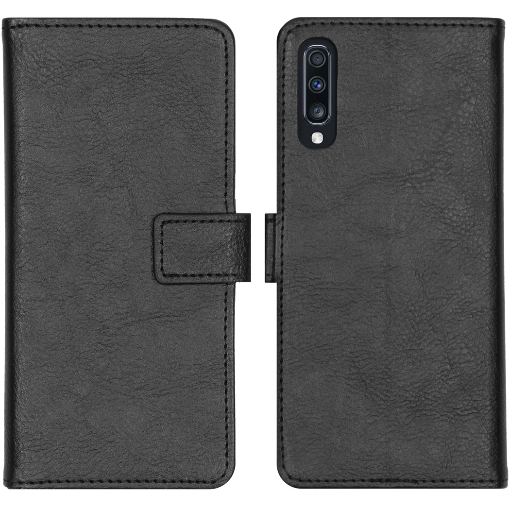 Zwarte leren flip telefoonhoes met camera-uitsparing en riemsluiting.