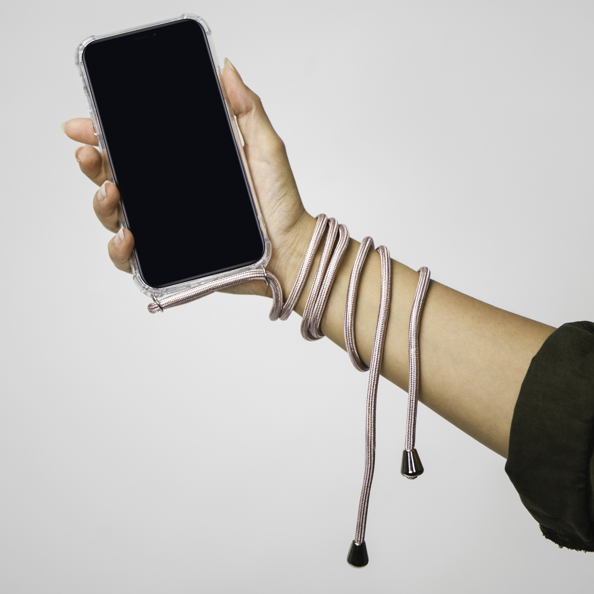 Hand met telefoon en roségouden koord om de arm gewikkeld.