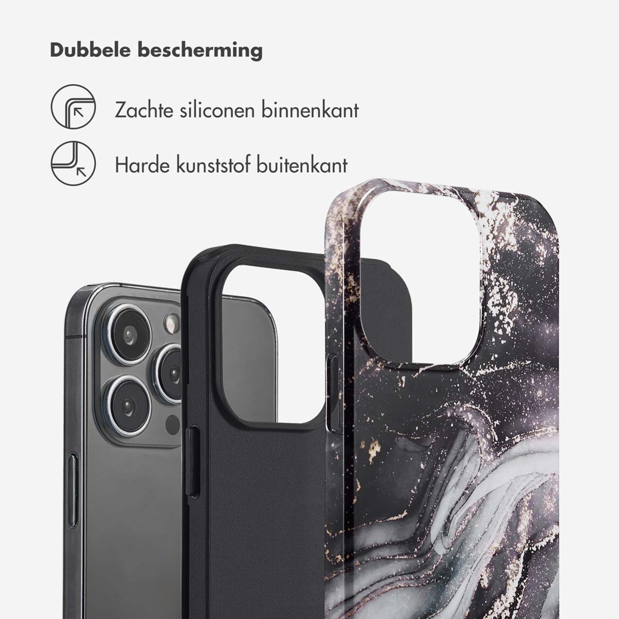 Un smartphone à trois caméras à côté d'un étui noir à motif marbre.