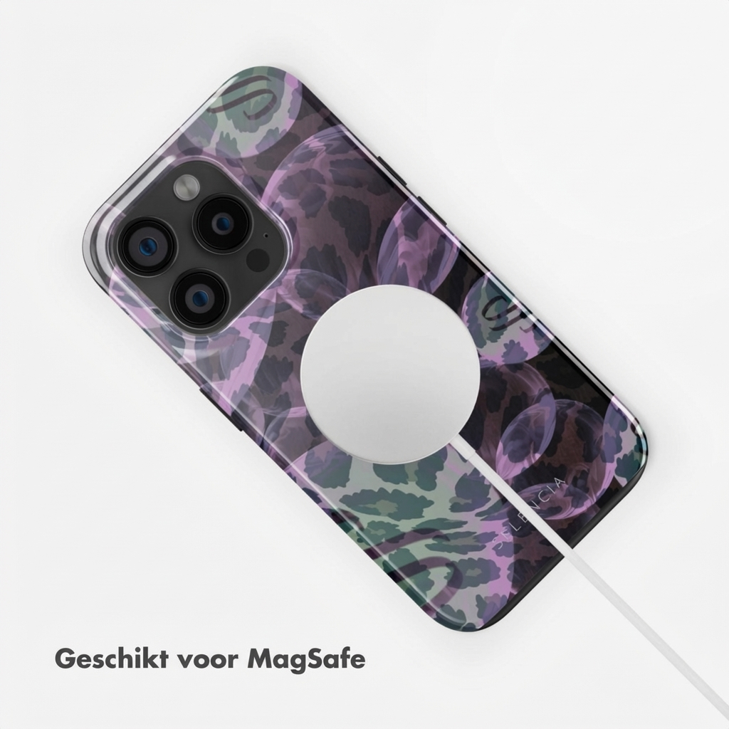 Étui de téléphone violet avec imprimé léopard et bulles, chargeur MagSafe attaché.