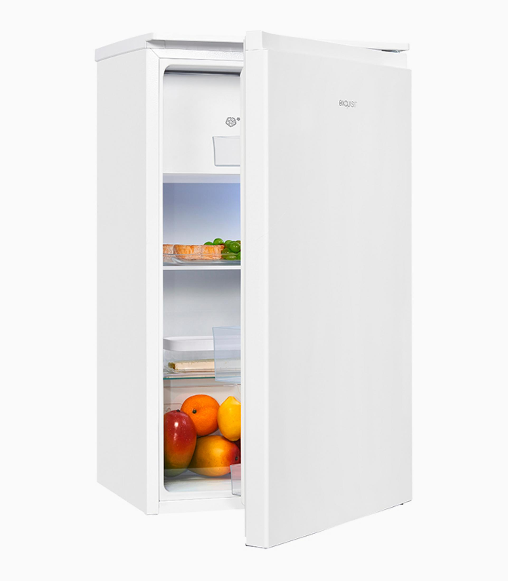 Ein weißer Kühlschrank mit offener Tür, der Regale mit Obst und Gemüse zeigt.
