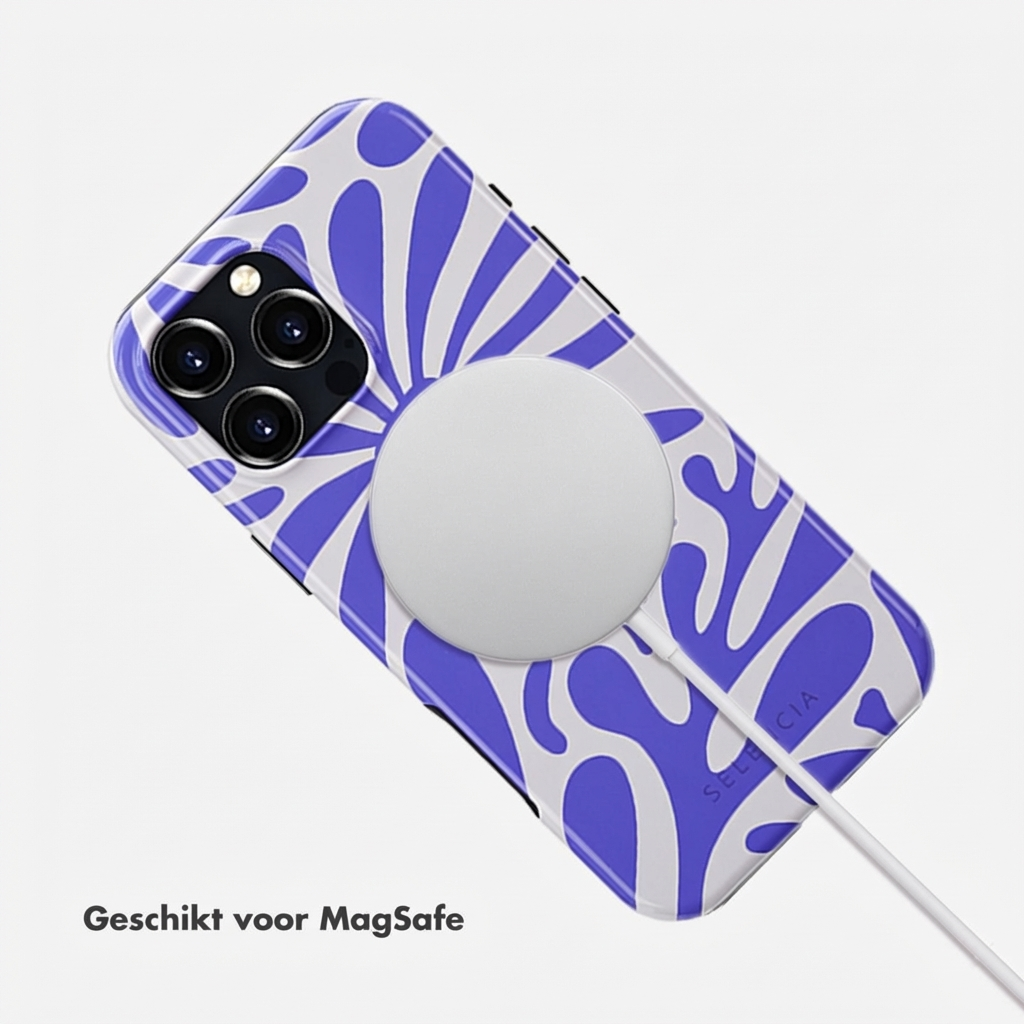 Un smartphone avec un motif bleu et blanc et chargeur MagSafe.