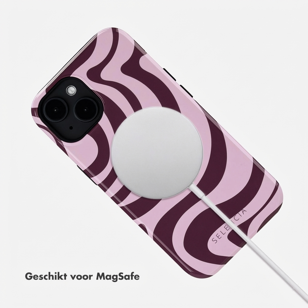 Een roze telefoonhoes met donkere golvende patronen en een witte MagSafe-oplader.