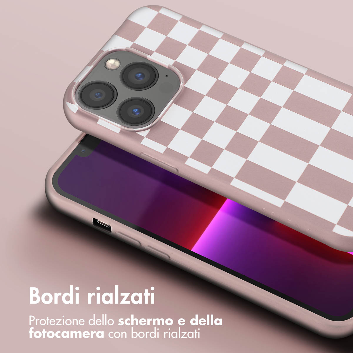 Une coque de téléphone rose à damier blanc repose sur un téléphone.