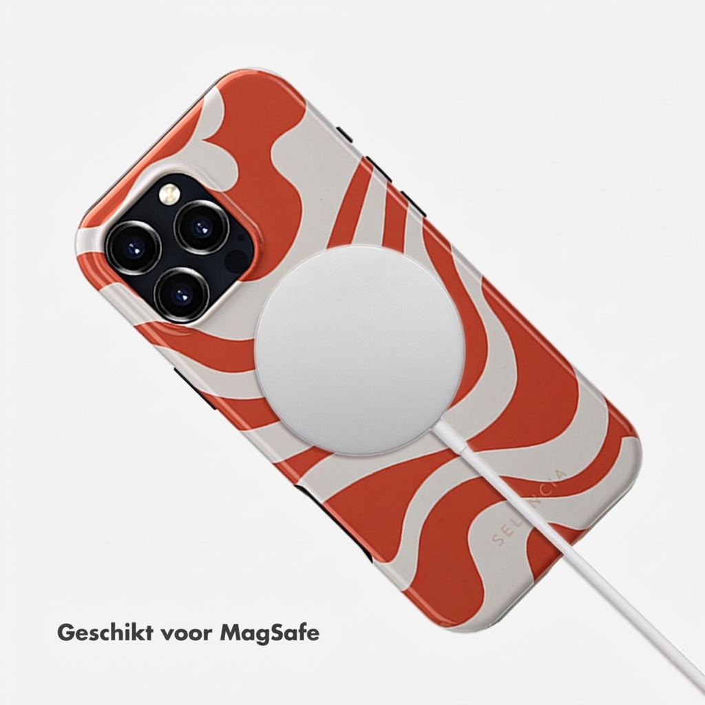 Un iPhone avec un étui à motif et un chargeur MagSafe relié par son câble.