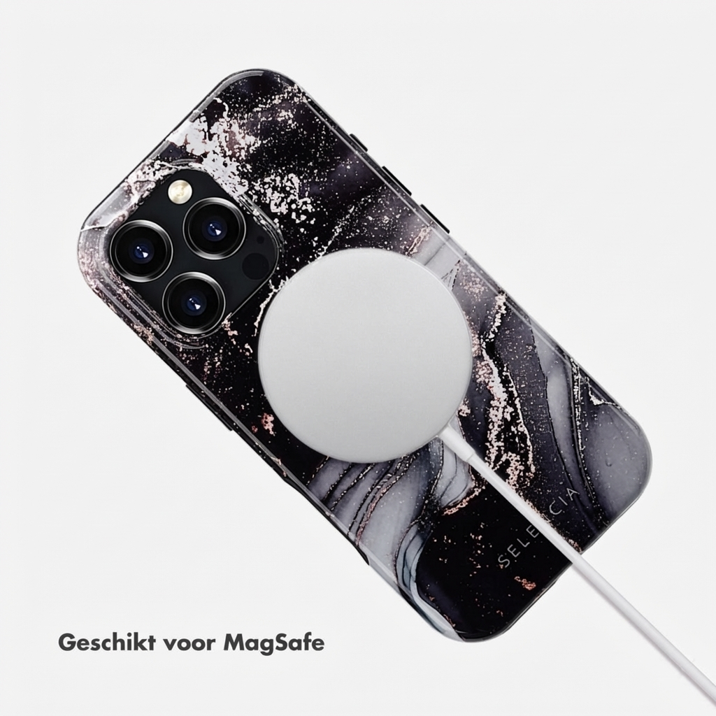 Coque noire pour iPhone à motif marbre avec chargeur MagSafe.