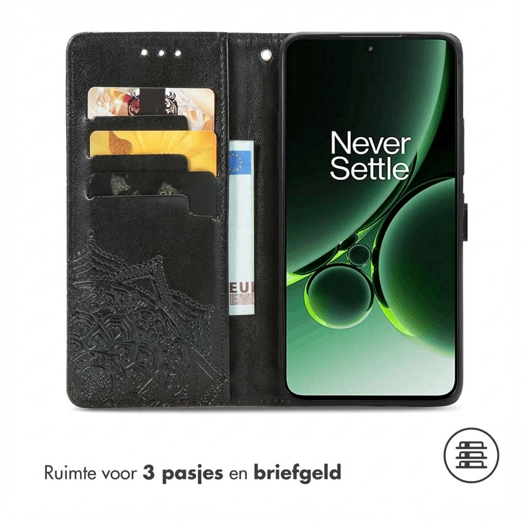 Zwart telefoonhoesje met kaarthouders en reliëfpatroon. Een telefoon is geplaatst.