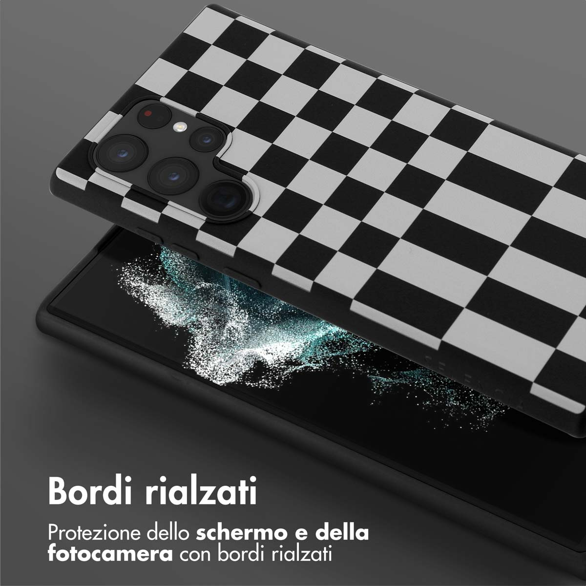 Custodia per telefono a scacchi bianchi e neri su smartphone con sfondo blu.
